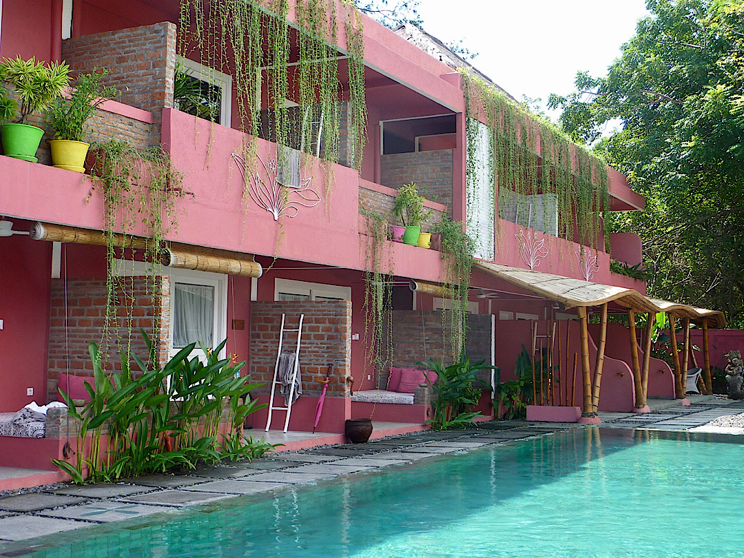 Les chambres du haut avec balcon et du bas avec terrasse donnant directement sur la piscine