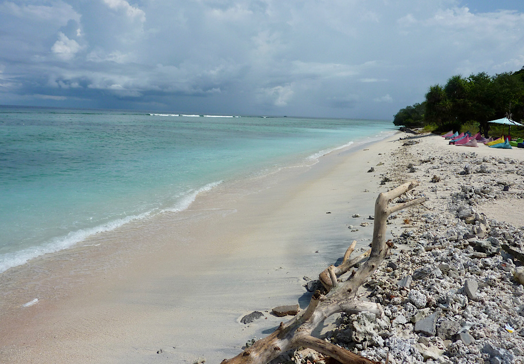 La plage à droite de Pink Coco