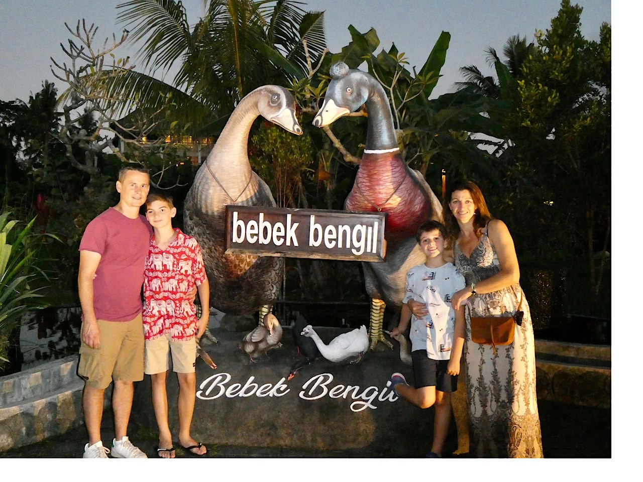 La famille va découvrir le Bebek tutu