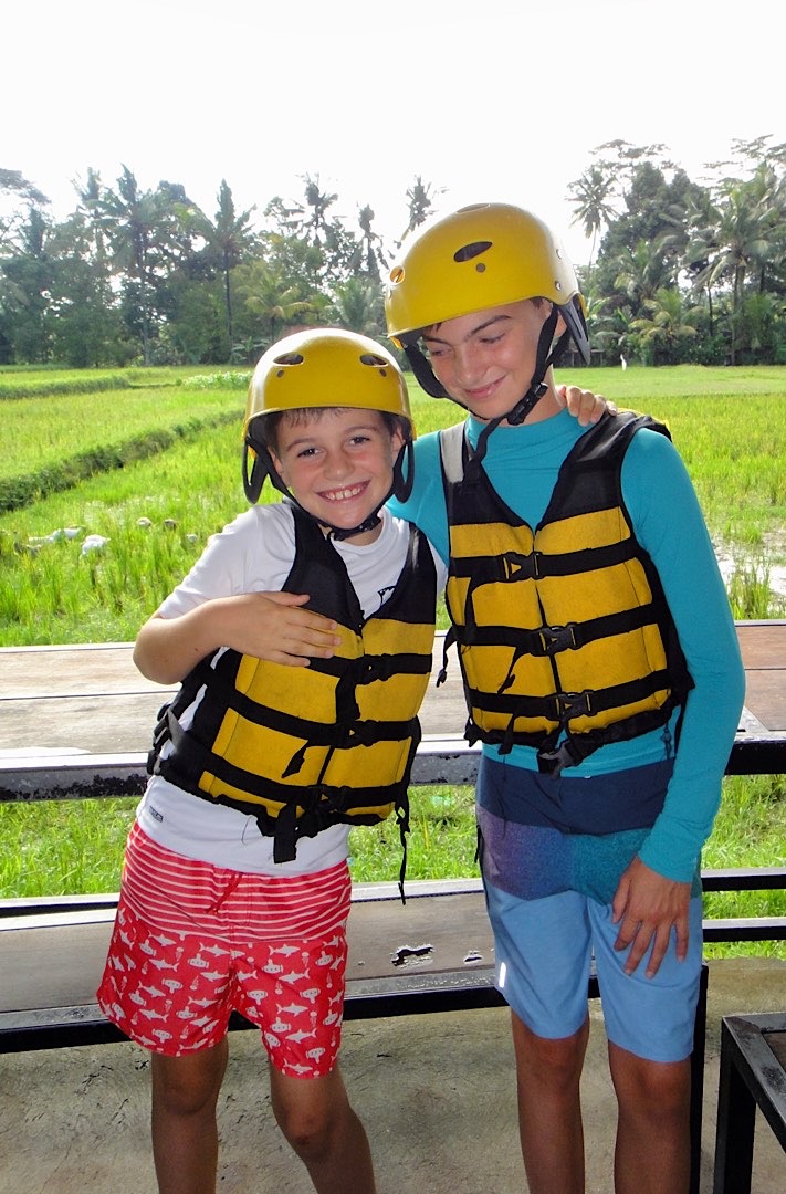 Préparation sérieuse avec casques et gilets de sauvetage