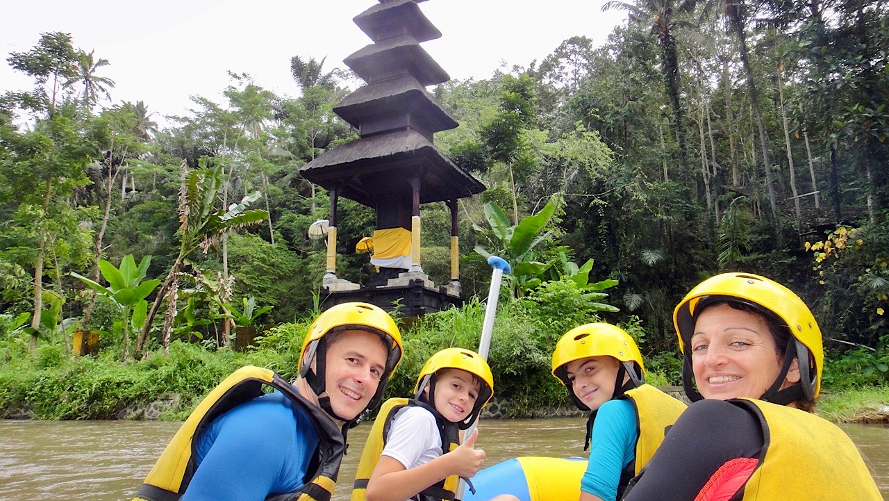 Devant un petit temple pendant la descente
