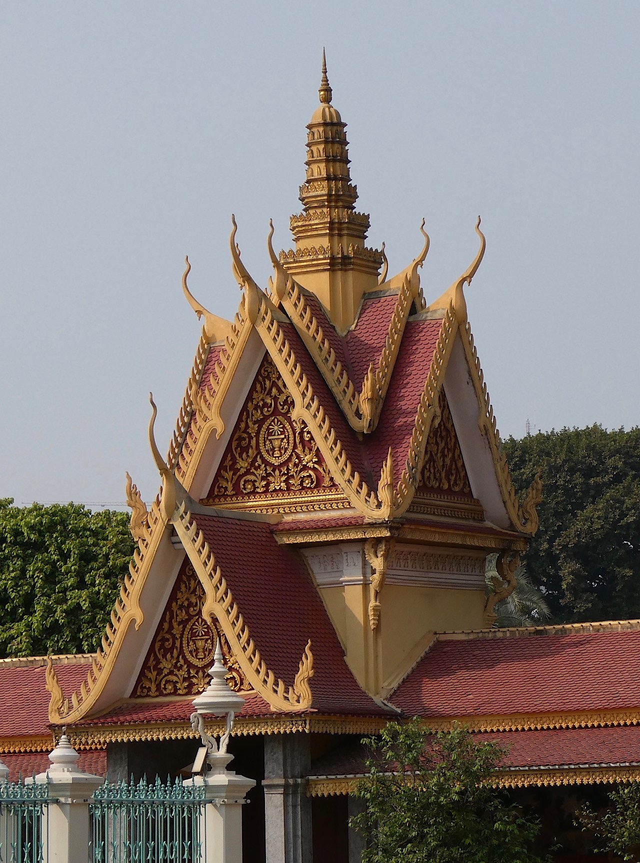 Toit très travaillé sur bâtiment administratif