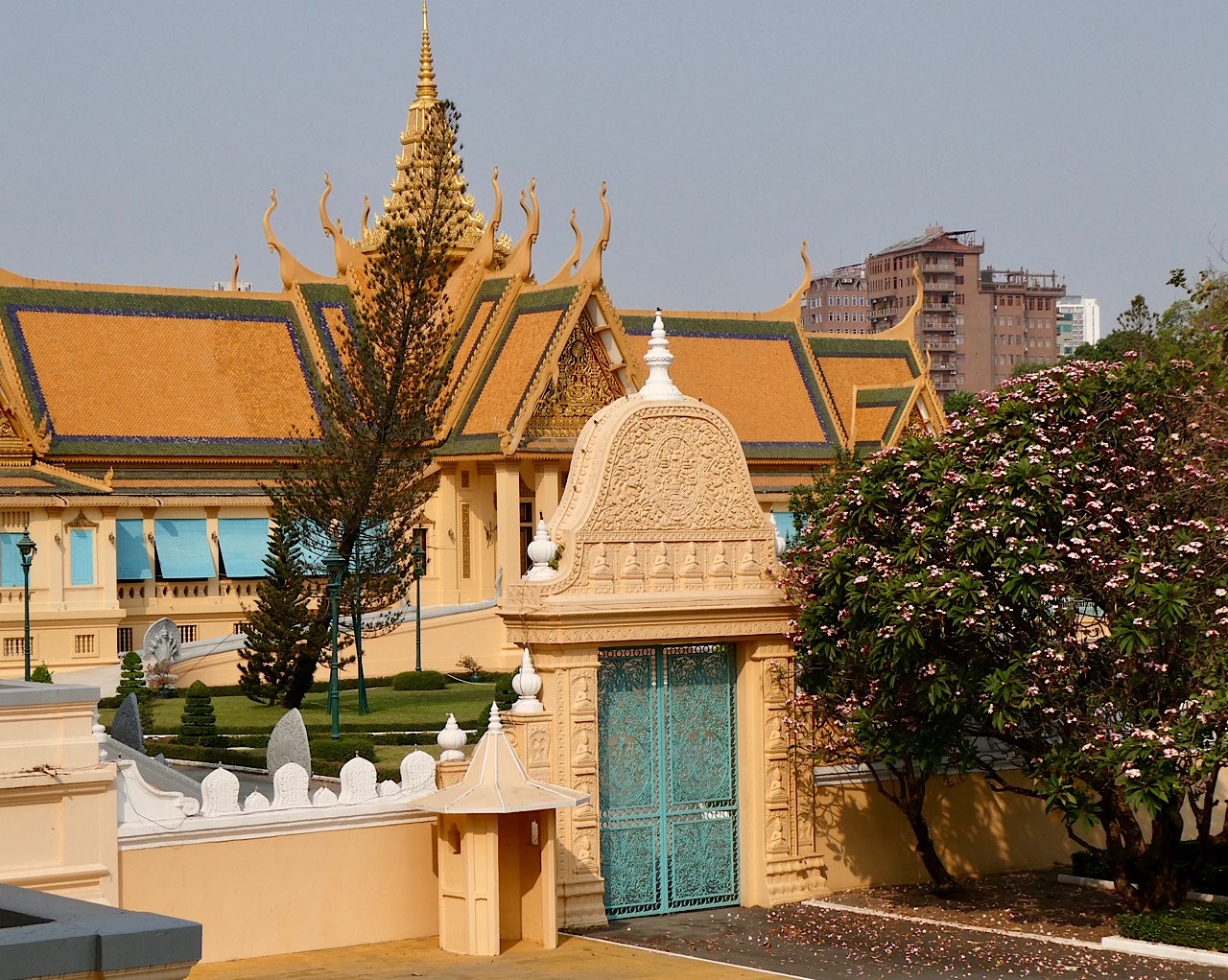 Entrée de la propriété privée du roi.