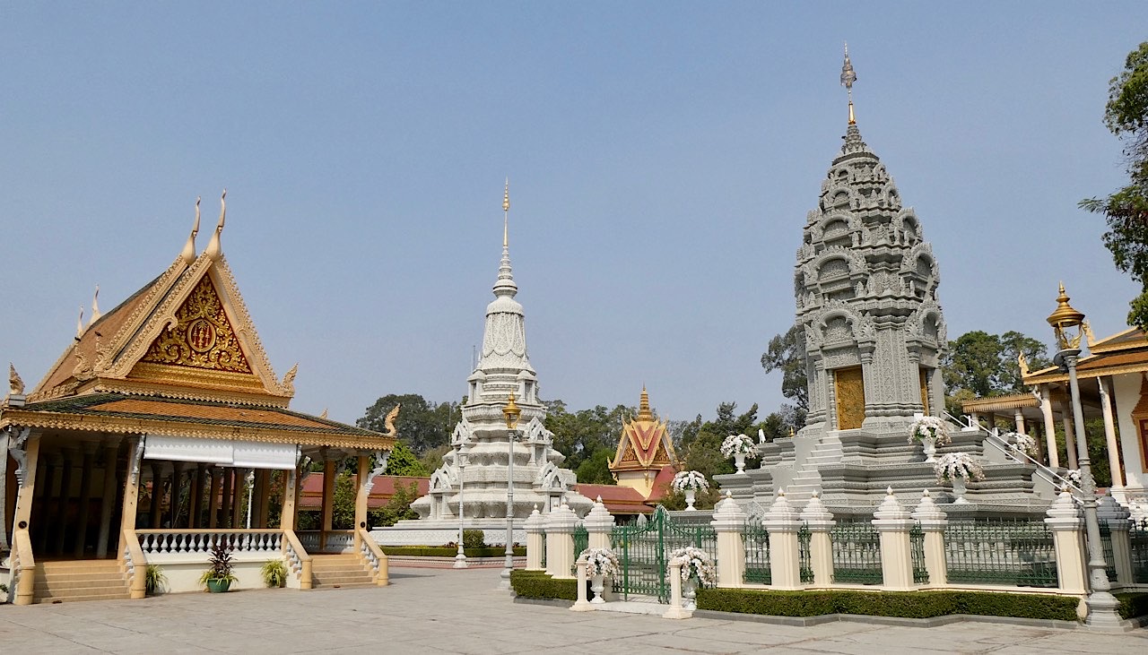 Stupa (au milieu) et mausolée (à droite)