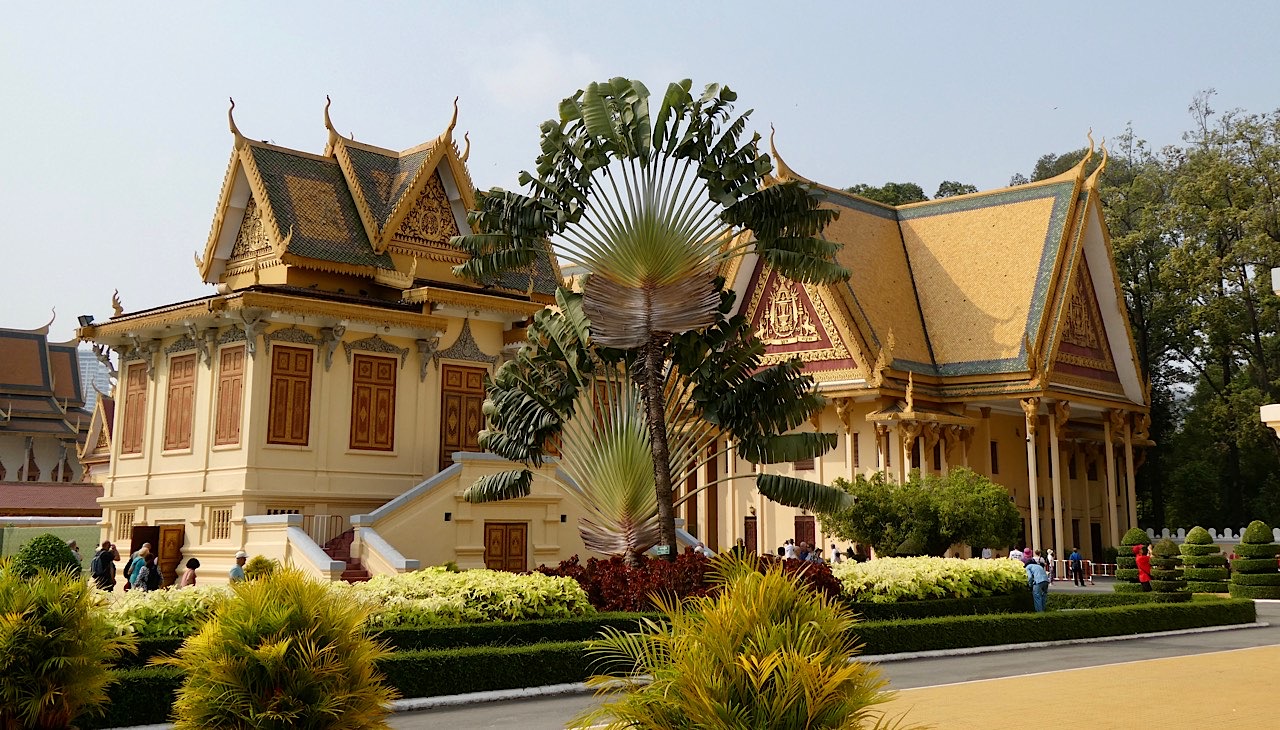 Sur la gauche, c’est le bâtiment où sont conservés les attributs royaux (manteau en argent, bijoux, casques, …)