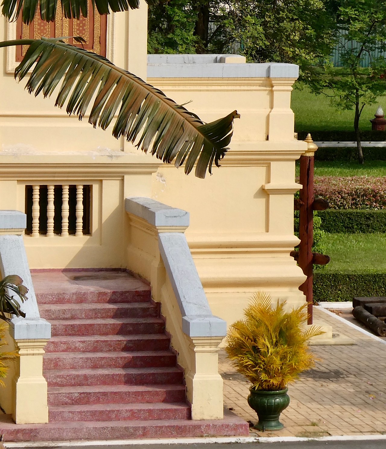 Le tronc vertical sur la droite du bâtiment est un gratte-dos pour les éléphants