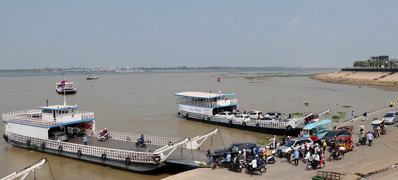 Un bac pour traverser le Mékong