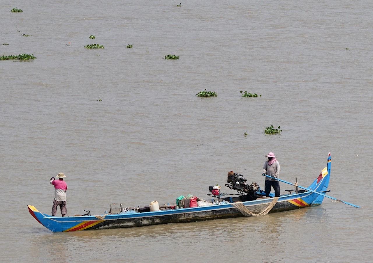 Un bateau de pêcheurs sur un bras du Mékong