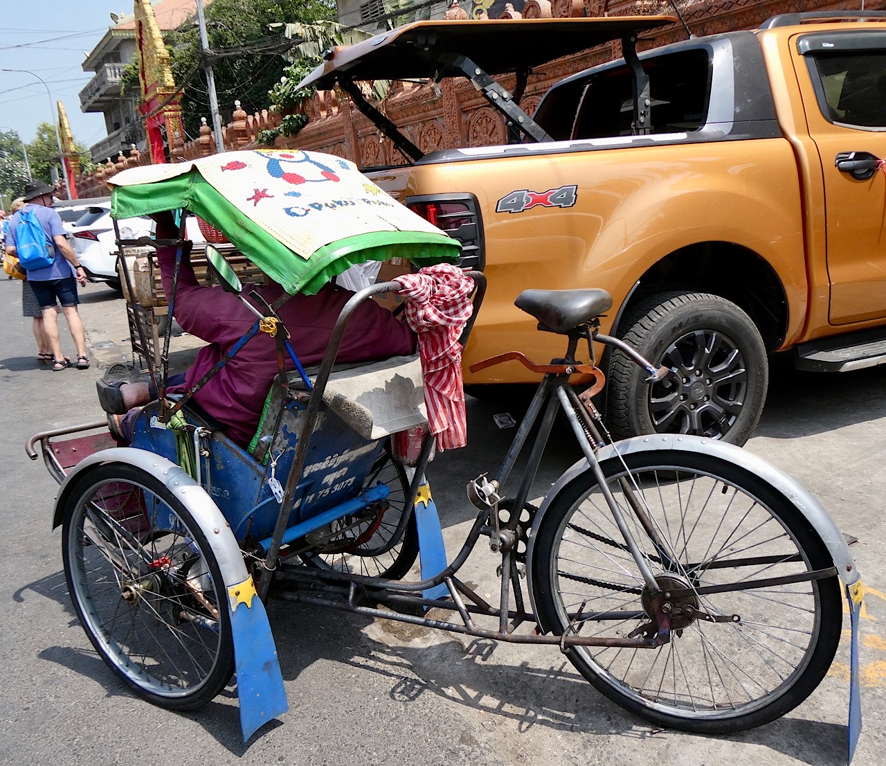 Un cyclo-pousse qui attend le client
