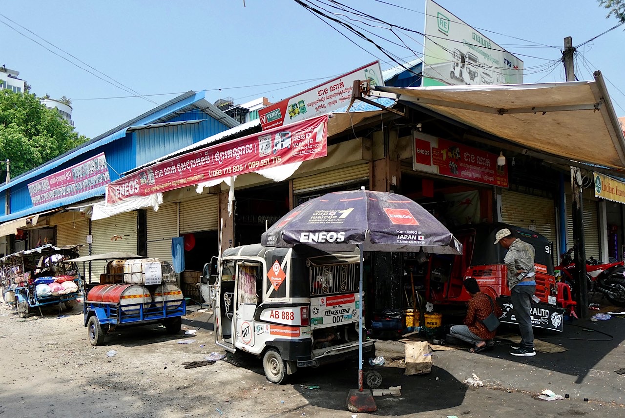 Un garage pour les tuk tuk avec un tuk tuk citerne !