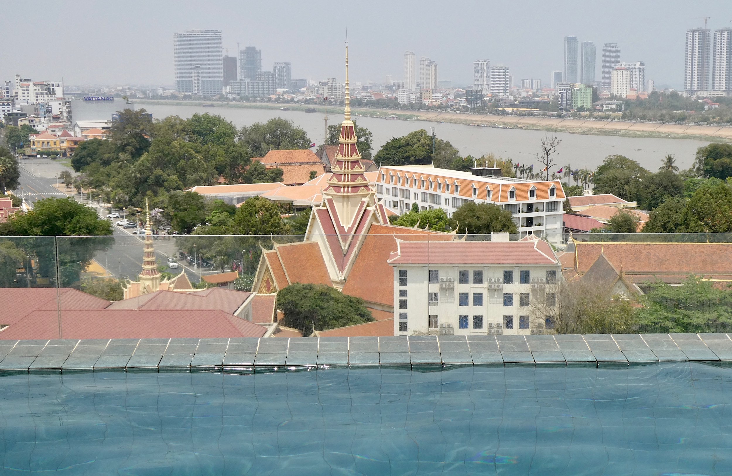 Au fond l’île de Phnom Penh entre 2 bras du Mékong