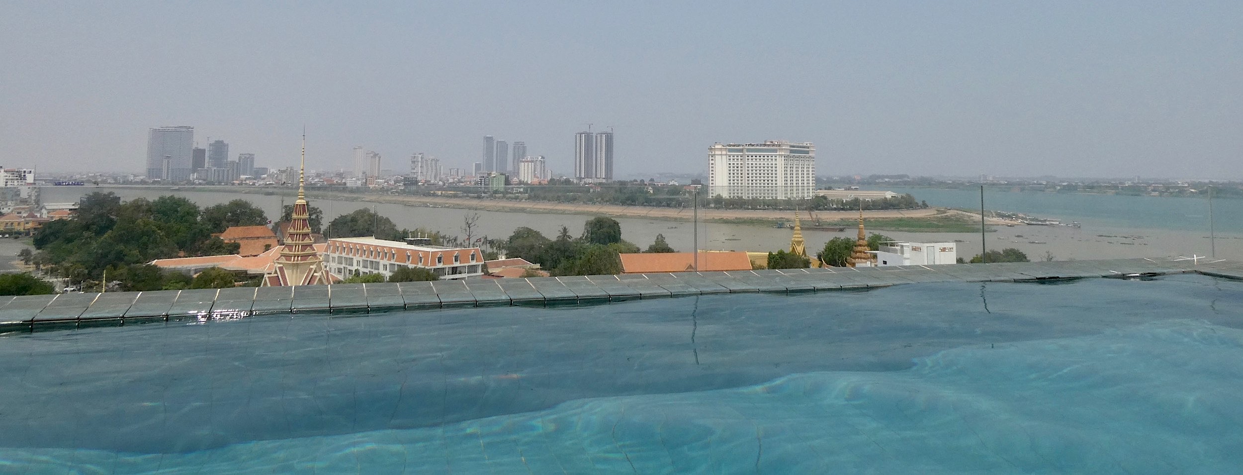 Le Mékong vu depuis la piscine