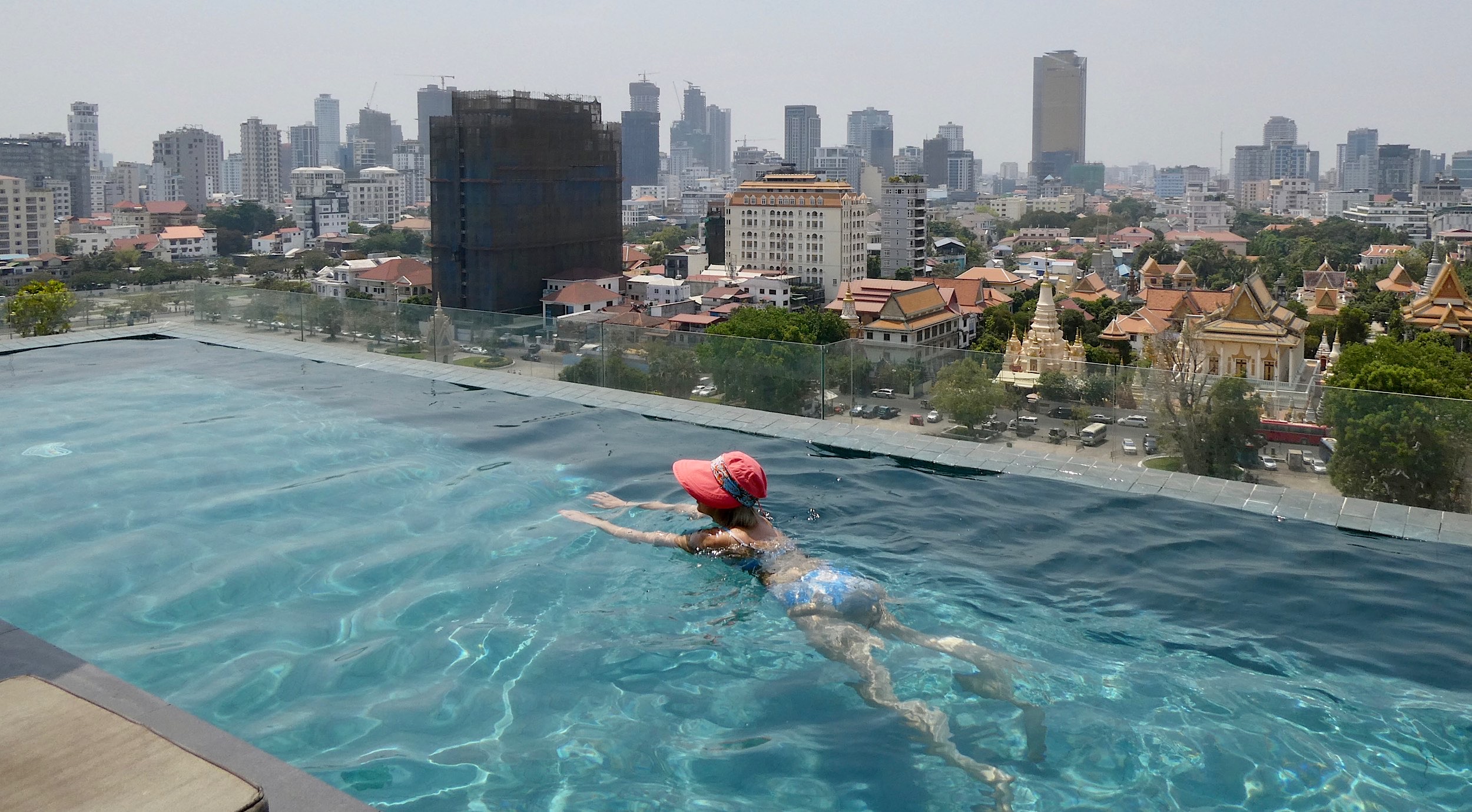 Marie-Anne dans la piscine du Glow Park