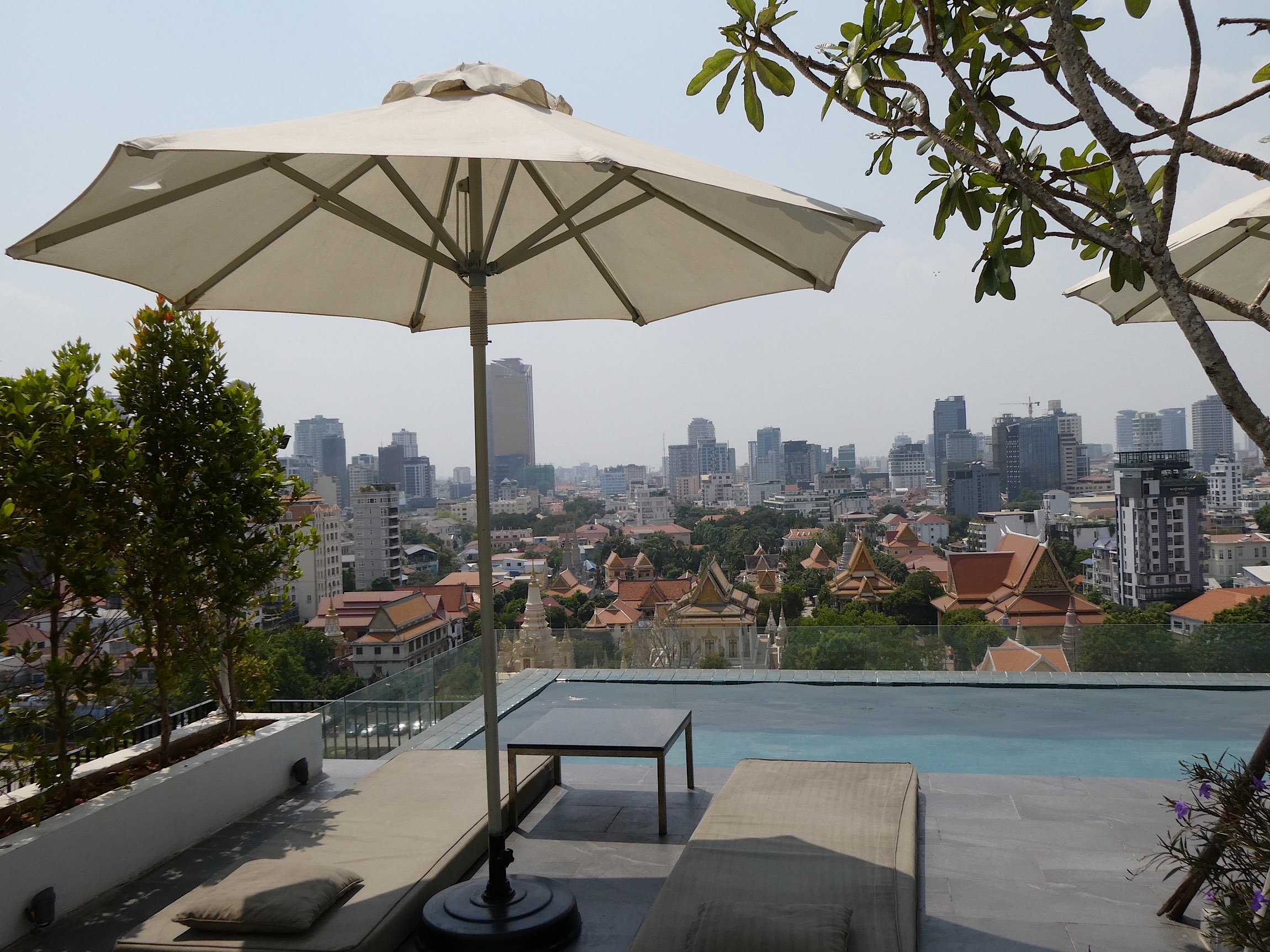 Matelas et parasol avec vue