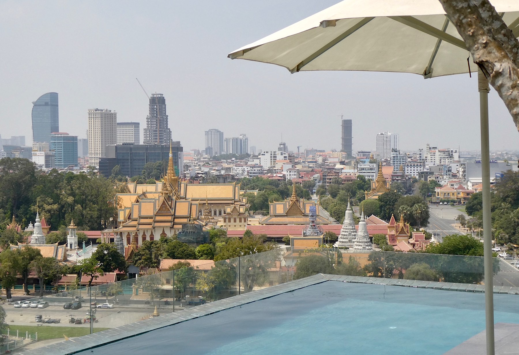 Vue sur le Palais Royal depuis la piscine de l’hôtel (on était vraiment pas loin)
