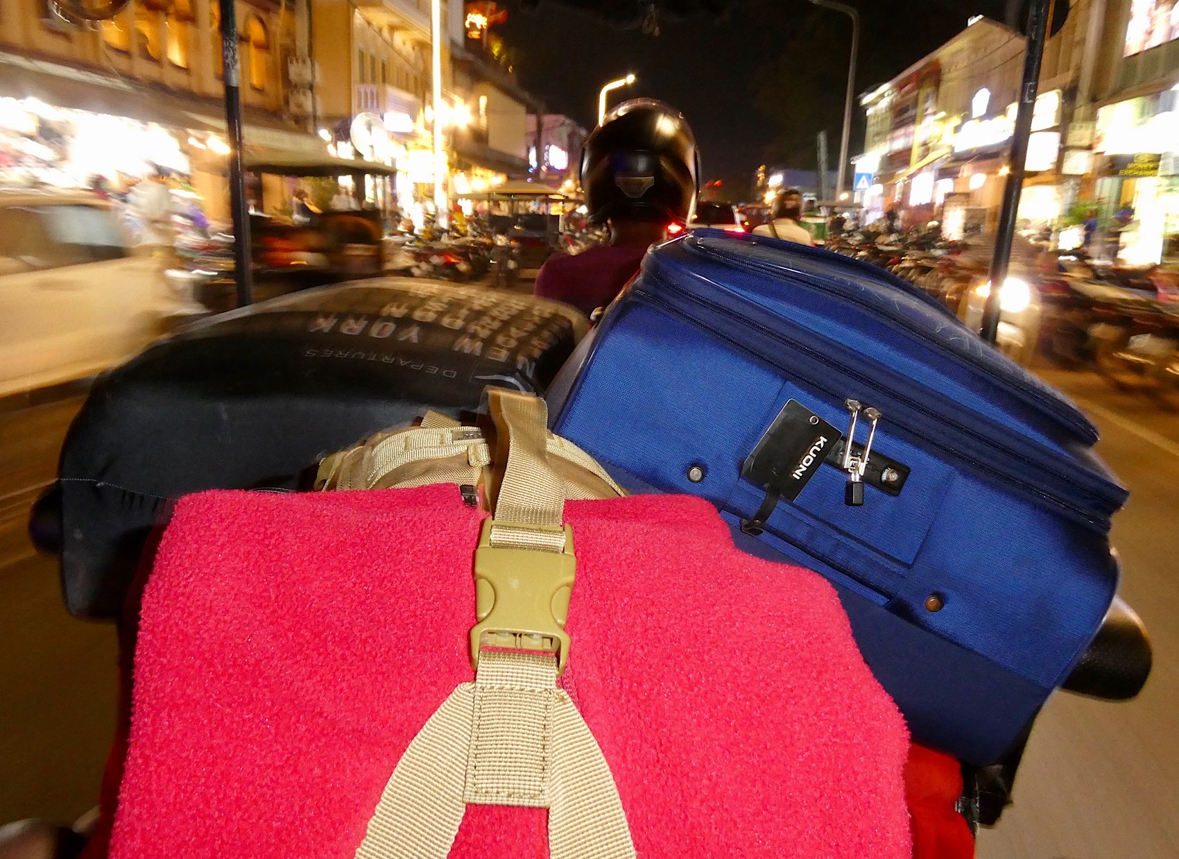 En Tuktuk, avec les valises dans les rues de Siem Reap direction la gare des bus
