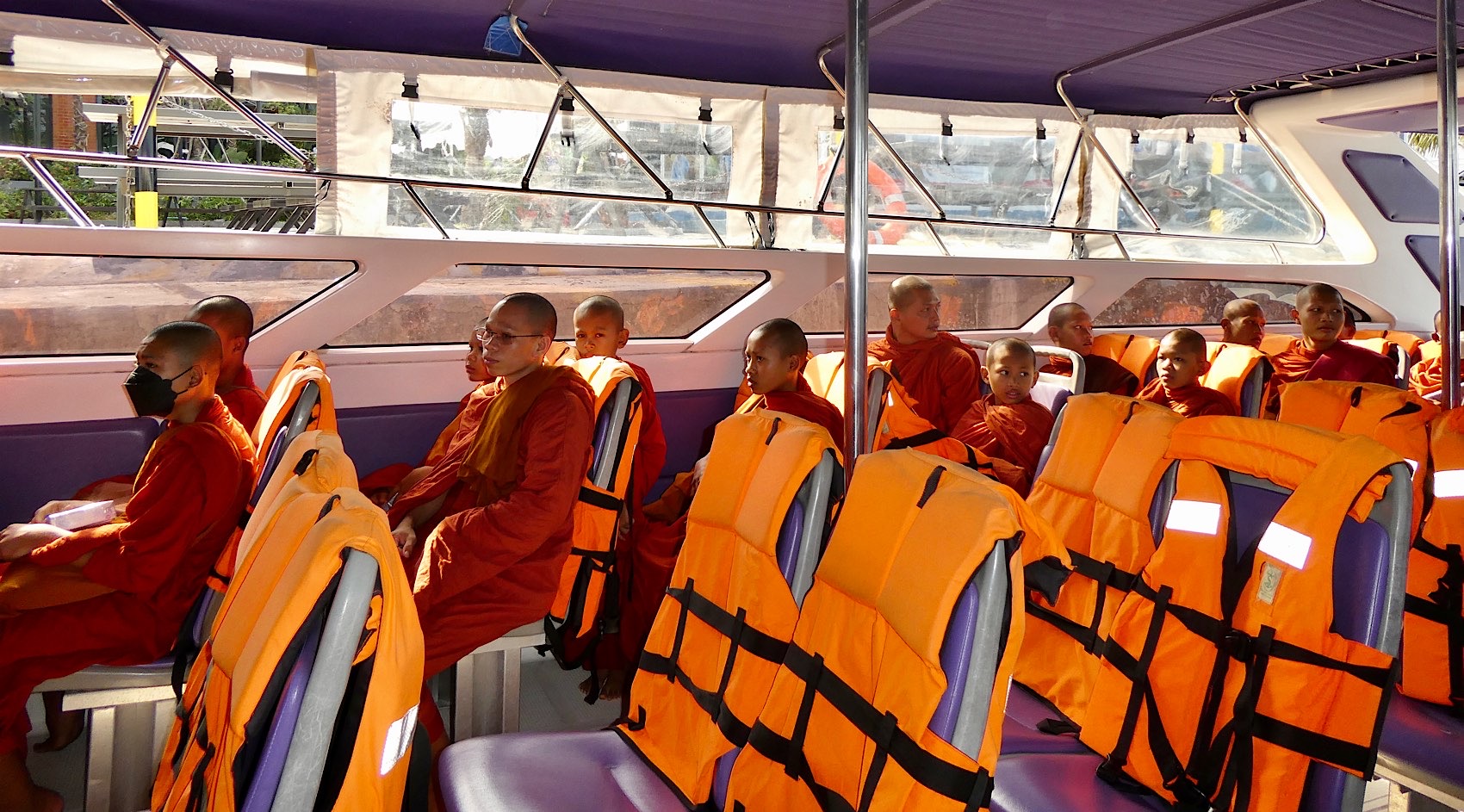 Voyage en bateau rapide avec quelques moines