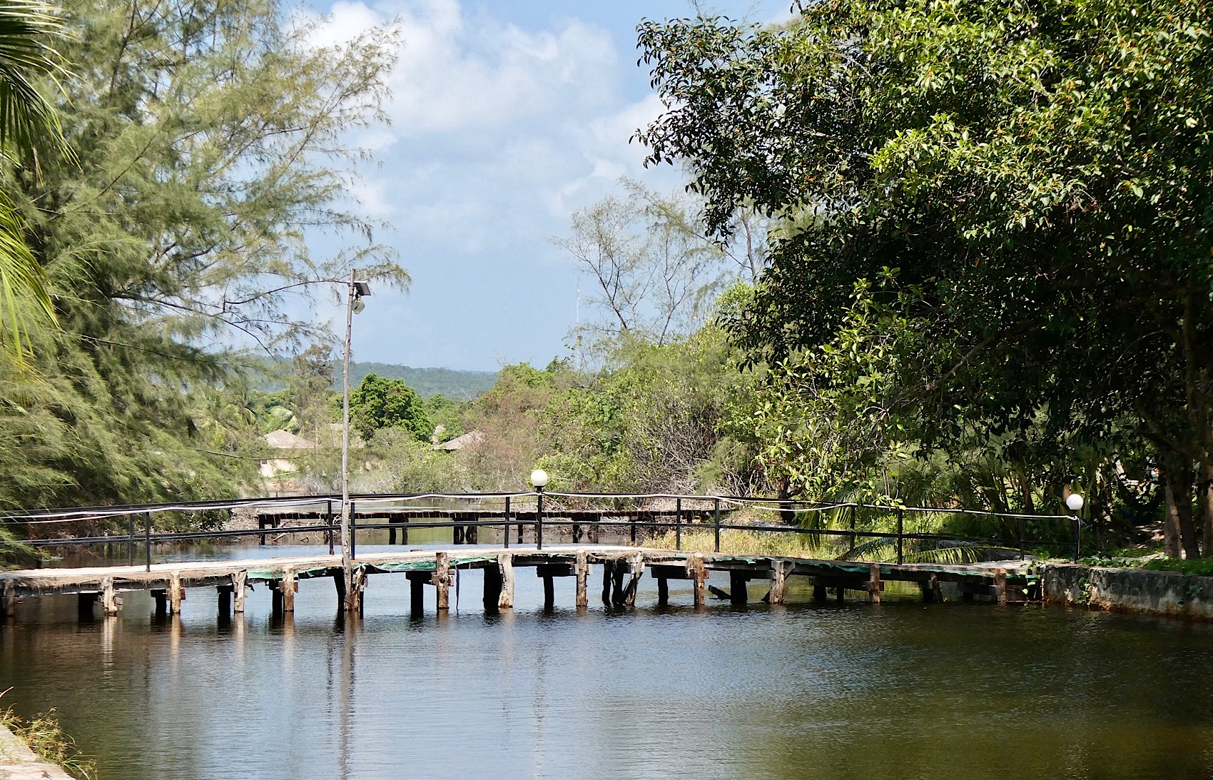 Un peu comme en Thaïlande, il y a des lagunes à l’arrière de la plage et des ponts artisanaux pour rejoindre la mer