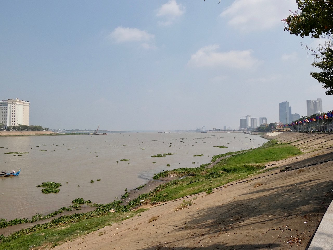 Un bras du Mékong au loin derrière l’immeuble de gauche l’autre bras