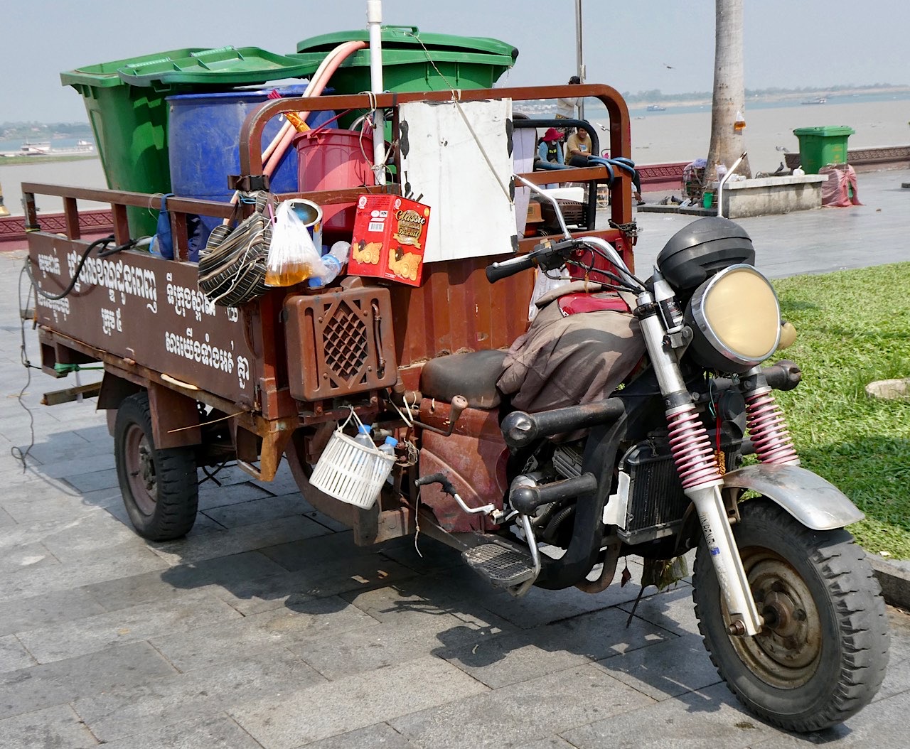 Un tuk tuk poubelle