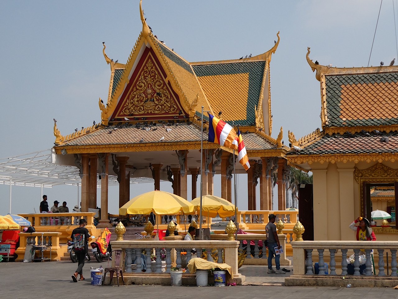Un joli pavillon style temple sur la promenade qui longe le Mékong