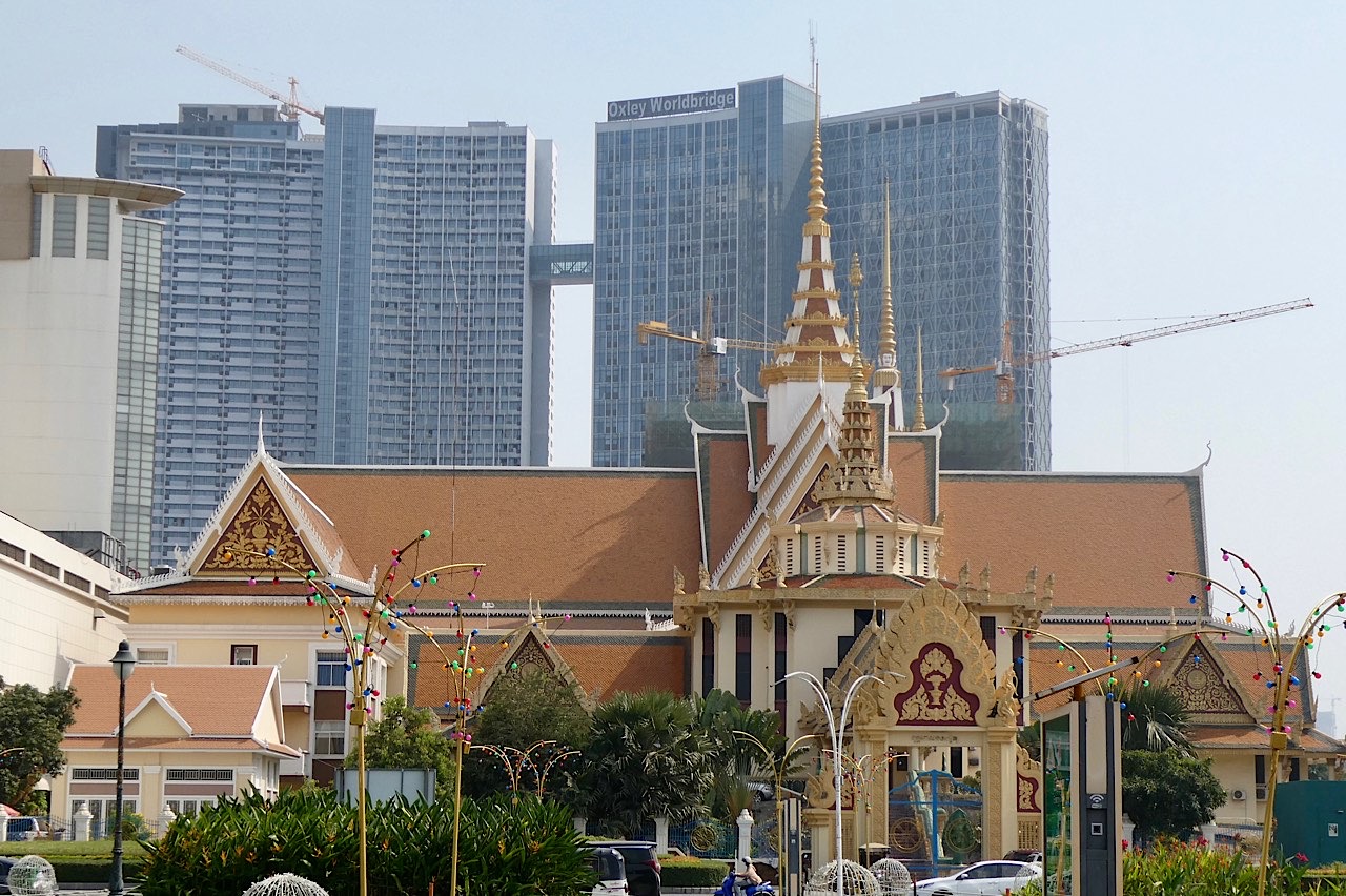 Temple + grues + immeubles