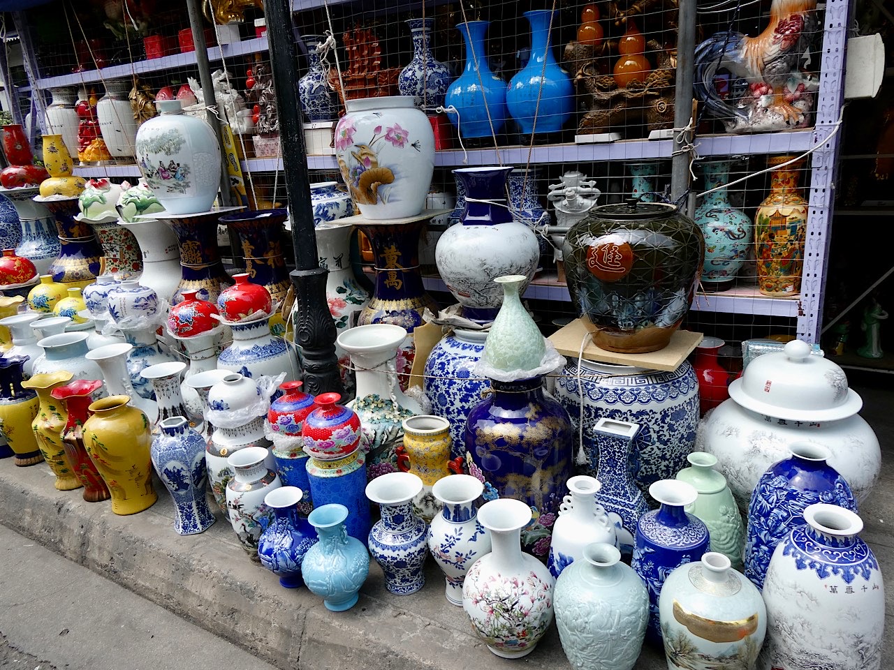 Jolis vases mais pas simples à ramener comme souvenirs