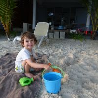 On joue sur la plage devant la maison On joue sur la plage devant la maison