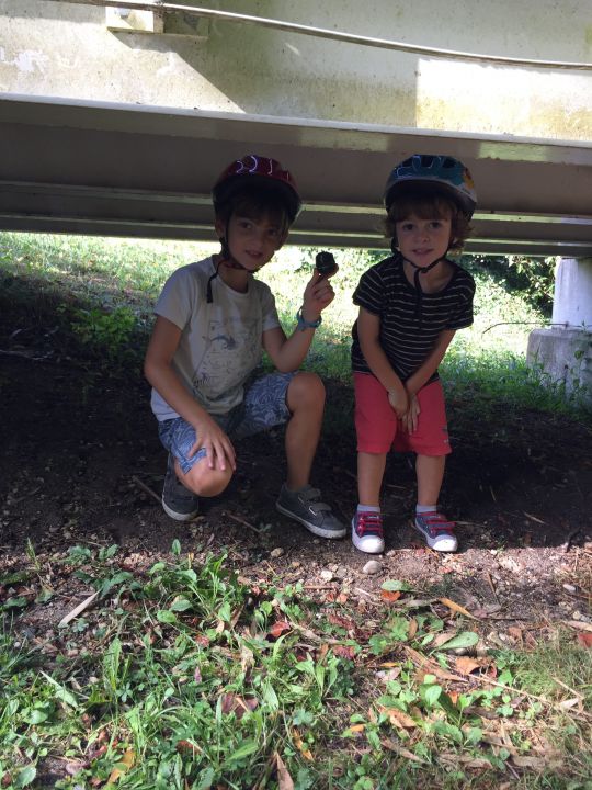 Cache sous un pont, le casque est utile Cache sous un pont, le casque est utile