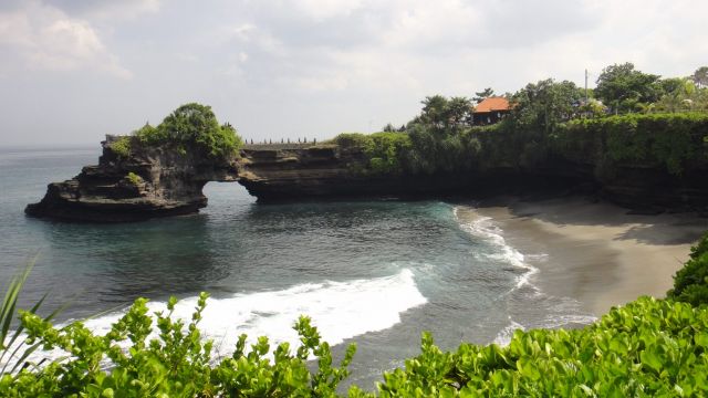 Petite plage intégrée dans Tanah Lot