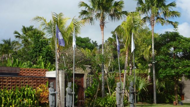 Entrée d’un hôtel côté plage