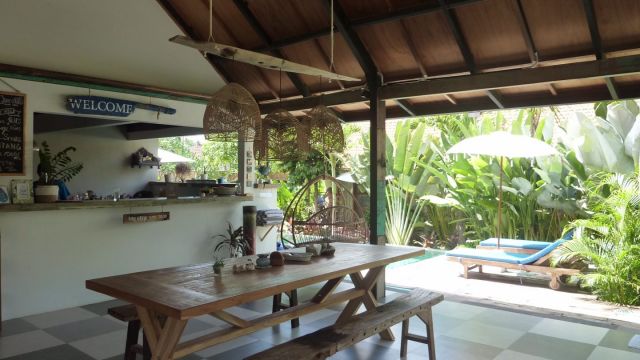 Quiet Leaves Surf Stay : La cuisine qui fait aussi bar et réception et la table d’hôtes