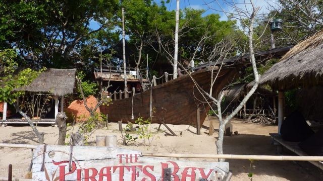 Une attraction sur le bord de la promenade