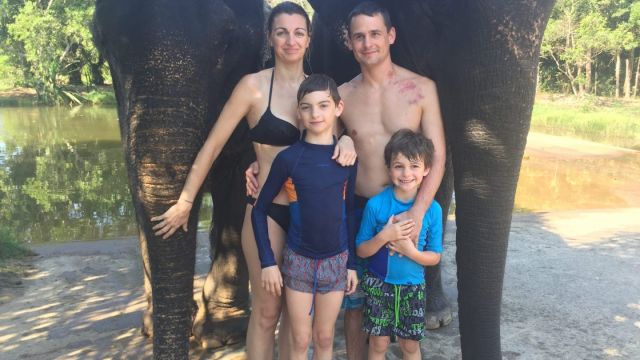 Les cornacs en herbe et leur imposantes montures