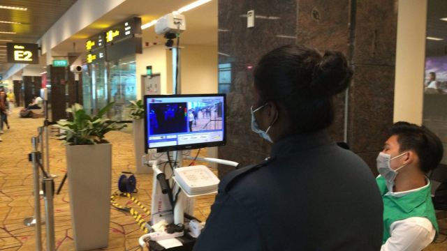 Vérification de la température des arrivants à Singapour