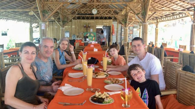 La famille à table au Family Restaurant