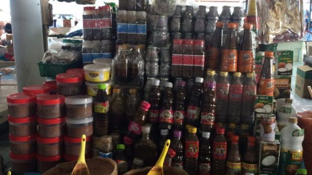 Autre stand du marché avec plein de sauces locales