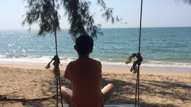 Clément médite sur une balançoire de Pak Weep Beach