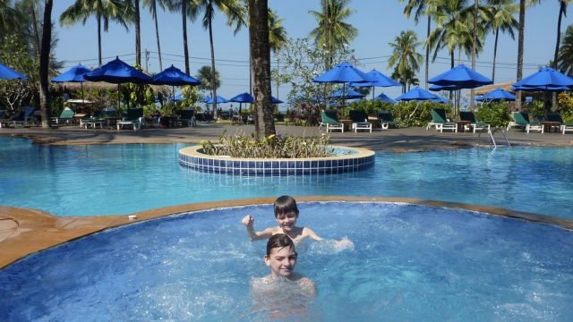 Robin et Clément dans je jacuzzi de la piscine