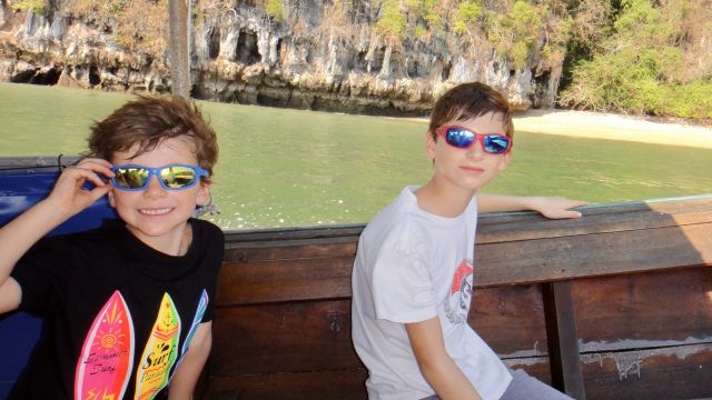 Robin et Clément sur le longtail boat