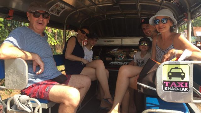 Départ en taxi pour Coconuts Beach