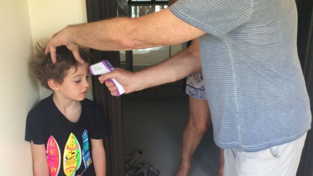 Vérification quotidienne de la température à Khao Lak avant le petit-déjeuner