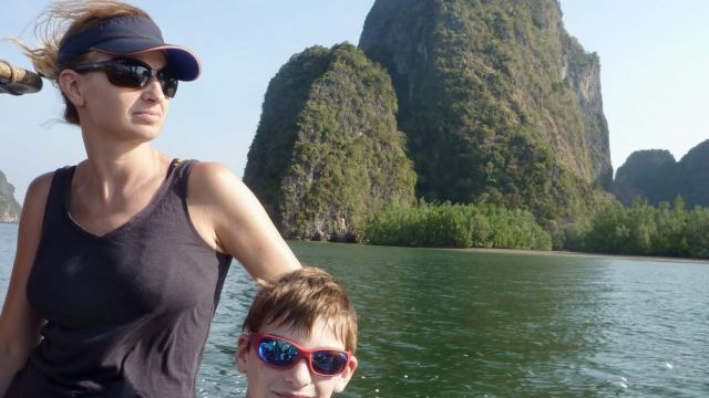 Caro et Clément devant une île spectaculaire