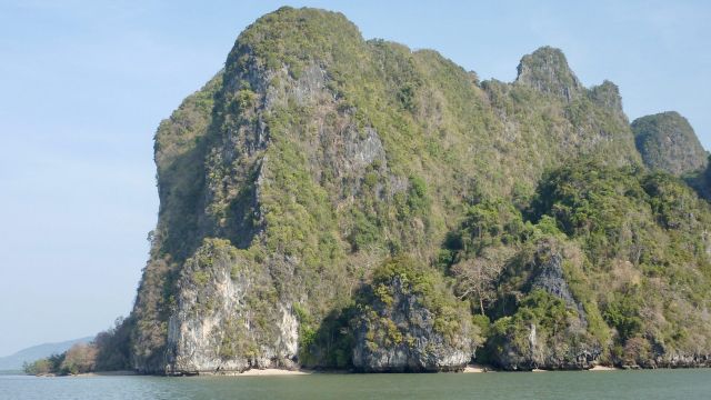 Une île calcaire inhabitée (sauf par les singes et les varans)