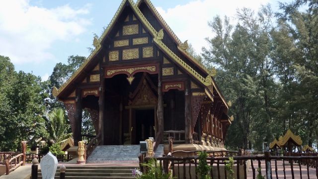 Un magnifique temple en bois visité au retour